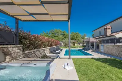 Image de Villa de luxe Lori avec piscine privée et bain à remous