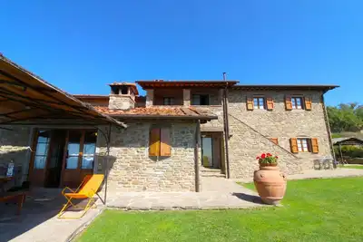 Image de Villa panoramique avec piscine privée clôturée située entre Arezzo et Florence. La ville de San Gius