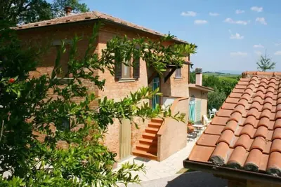 Image de Villa en position panoramique, entourée de vignes et d'oliviers, à 6 km de Montepulciano. Idéal pour