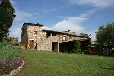 Image de Ferme de pierre ancienne avec jardin grand et vert et piscine privée. Parfait pour 2 couples ou pour