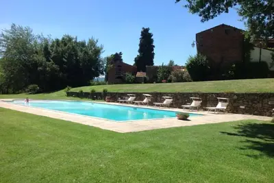 Image de Villa avec piscine privée pour 10 personnes, 4 chambres et 3 salles de bains. Dans une position tran