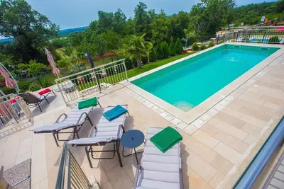 Image de Villa Sunce avec piscine commune à Kastelir / Appartement moderne Sunce Ii au rez-de-chaussée avec piscine commune