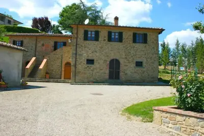 Image de Typique maison en pierre, grand espace extérieur avec terrasse équipée de meuble de jardin. Calme et
