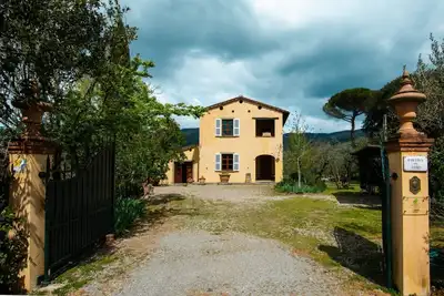 Image de Villa avec piscine privée, court de tennis et table de ping-pong située à Castiglion Fiorentino. Pos