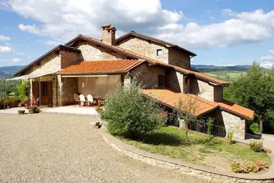 Image de Villa en pierre en position panoramique entre Arezzo et Florence, dans la vallée du Casentino. Avec