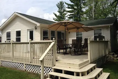 Image de Une maison familiale moderne donnant sur le lac Huron sur une grande plage de sable.