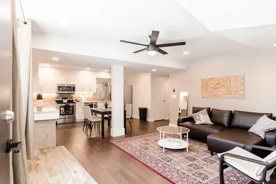 Image de Nouveau Modern Guest Apartment in Heart of O4w.