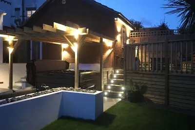 Image de Hot tub, à 10 minutes à pied de la plage de Fistral et de l'estuaire de Gannel, accepte les animaux domestiques.