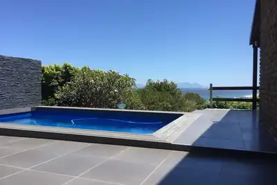 Image de Appartement de style plage attrayant avec jardin
