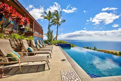 Image de Vues spectaculaires sur l'océan, maison de style complexe de luxe, intimité au bord de l'eau