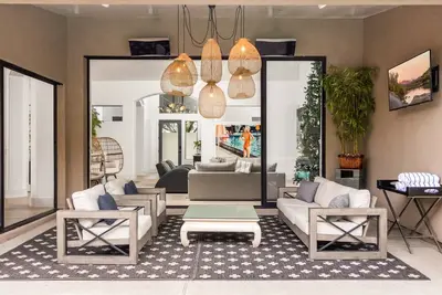 Image de SWSSParkPlace Superbe cour arrière Piscine chauffée 5 étoiles à la maison StayWithStyle