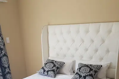 Image de Serene Pastures: Piano Room Une belle chambre à thème noir et blanc