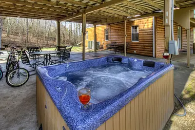 Image de Smoky Mtn Acres. 199-599 $ Bain à remous, balançoires, bascules et barbecue sur 5 acres