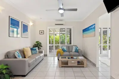Superbe appartement entièrement indépendant de 2 chambres, à seulement 200 mètres de la plage.