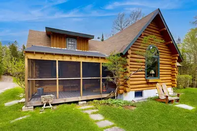 Image de Charmante cabane en rondins sur 50 acres spacieux w / WiFi gratuit et foyer!