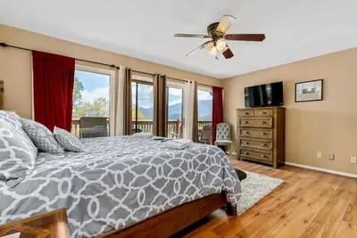 Image de Paix et tranquillité vous entourent dans ce charmant chalet de 3 chambres et 3 salles de bain