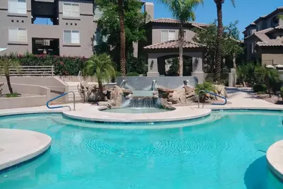 Image de Magnifique condo au 1er étage à Ahwatukee avec piscine chauffée.