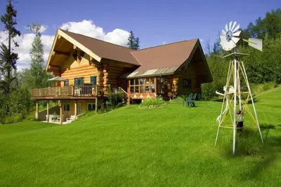 Image de Une véritable expérience de l'Alaska vous attend! Cette maison en rondins naturelle vous enveloppe de chaleur.