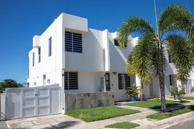 Image de Front de mer dans une résidence fermée avec terrasse, balcon, piscine, proche de tout à Rincón