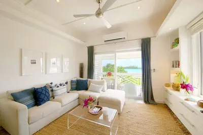 Image de 2br à l'étage Apt w / belle vue sur la baie, à quelques pas de la ville et des commerces