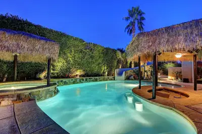 Image de 'Vista Escondido' Lavish & Fun 6 Suite Home w/ Swim-Up Bar!