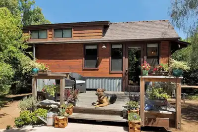 Image de Cabine minuscule avec porche de couchage en plein air supplémentaire!