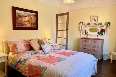 Image de Niveau unique, confortable, familial, propre et confortable dans un excellent emplacement!