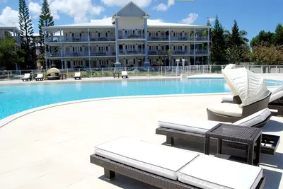 Image de Duplex dans résidence de style Lousiane avec terrasse et vue sur  la piscine