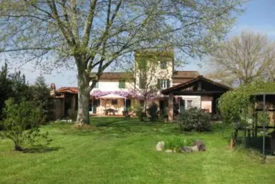 Image de Construite dans une antique cour et complètement restructurée, la maison se trouve plongée dans le calme de la campagne à 3 minutes par les Murs de Lucques  qui entourent