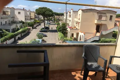 Image de Résidence \"L 'Approdo\" avec piscine et courts de tennis très proche de la mer