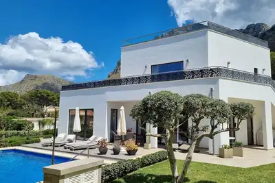 Image de villa design de luxe avec vue sur la mer et la montagne