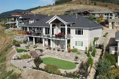 Image de Nouvelle Suite De Sous-Sol De 2 Chambres Avec Grande Vue. SITUÉ Au Centre