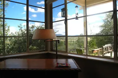 Image de Cottage moderne classique du milieu du siècle dans le ciel