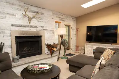 Image de Condo chic sur 3 niveaux avec terrasse privée, bain à remous et barbecue