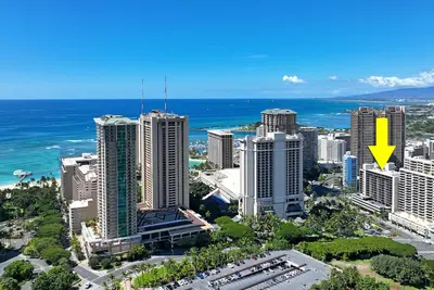 Image de Confort et accessibilité à tout à Waikiki! 2 grands lits, piscine et parking!