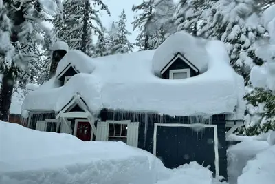 Image de Charmant chalet des années 1930 sur le bord du lac de l'autoroute 89 à Sunnyside, Lake Tahoe