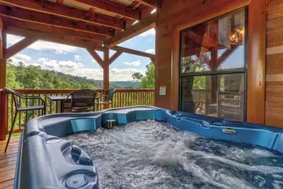 Image de Cabane à flanc de montagne avec bain à remous privé, salle de jeux - vues incroyables!