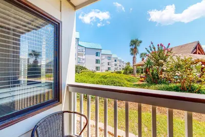 Image de Nouvelle Liste! Cozy, escapade au bord de l'eau avec piscines partagées, bain à remous, courts de tennis