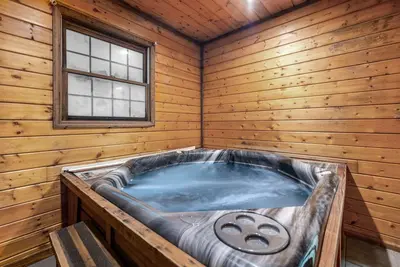 Image de Cabine spacieuse à flanc de colline avec bain à remous privé, cheminée, air hockey
