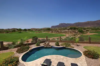 Image de Gorgous Golf Course Home à Gold Canyon avec piscine privée / vues Mt