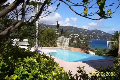 Image de Villa tout confort avec piscine à débordement et Vue panoramique sur la mer