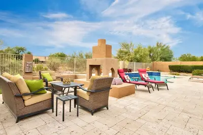 Image de Belle maison de 4 Br dans une communauté privée avec piscine chauffée! Entertainers Paradise!