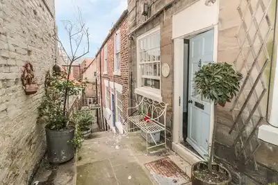 Image de Voilier Par, animaux de compagnie, avec un jardin Ă Whitby, Ref 981087