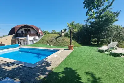Image de maison de vacances privée pour 8-10 personnes, piscine, climatisation,