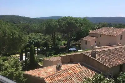 Image de Située rue des Arcades dans le centre authentique de Villecroze.