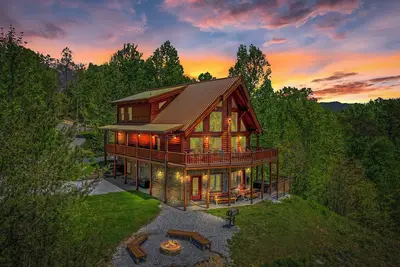 Image de Ridge View Lodge: * Nouveau! * Salle des médias / jeux ~ Mtn View ~ foyer ~ cour ~ jacuzzi ~ Wi-Fi gratuit