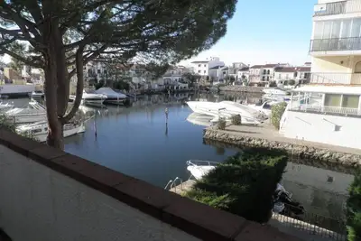 Image de Jolie maison sur l´eau avec terrasse, patio, barbecue, garage et alarme.