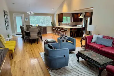 Image de Bungalow de luxe à plan ouvert de style Creekside. Près de Red Rocks / Downtown.