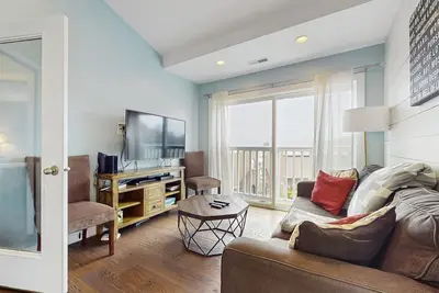 Image de Charmant condo w / vue sur l'océan, piscine partagée et laveuse / sécheuse privée