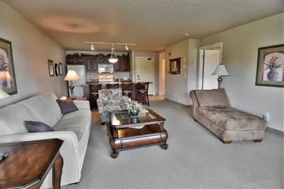 Image de 1bd / 1ba condo sur le parcours de golf de Tagalong surplombant le lac Red Cedar